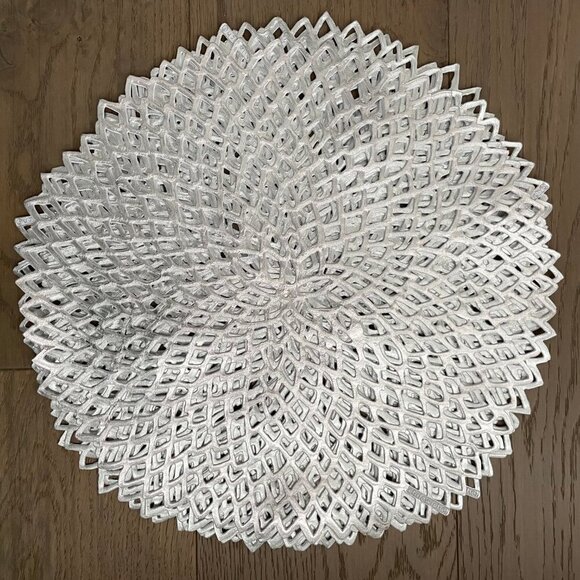 Chilewich Dahlia Pressed Vinyl Metallic Round Placements Set of 6 Silver NWOT - Picture 2 of 8